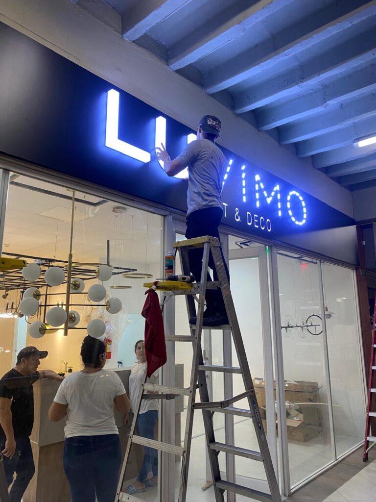instalación de letrero corporeo luminoso en samborondon